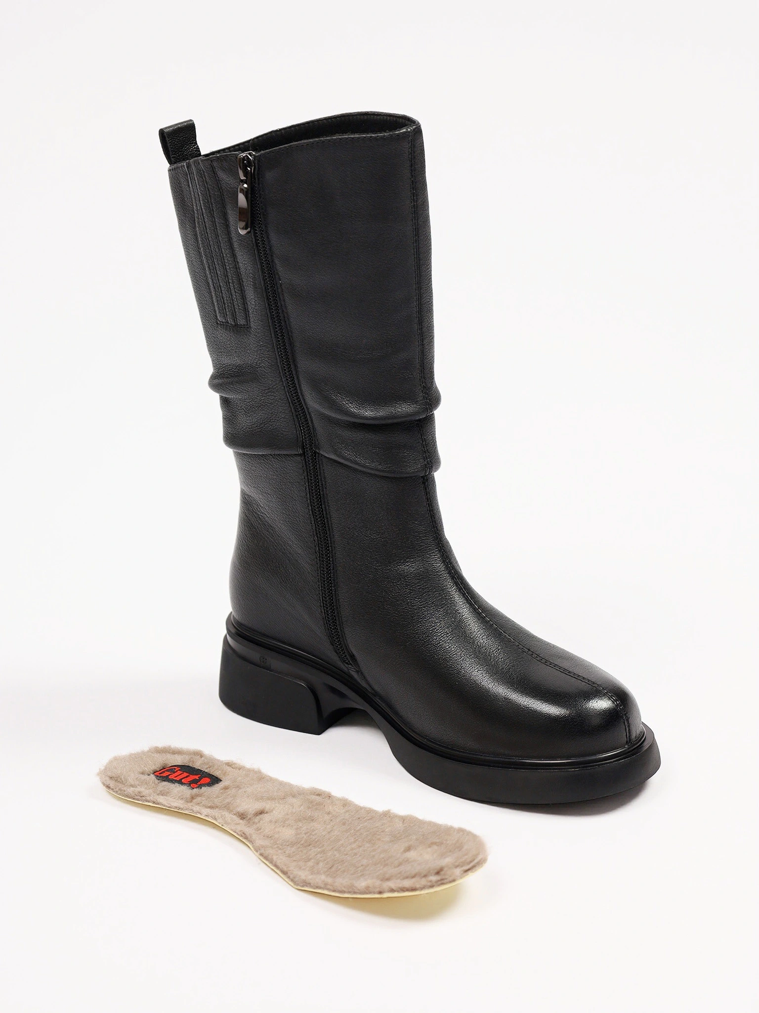 Сапоги черного цвета на среднем широком каблуке с мягкими складками